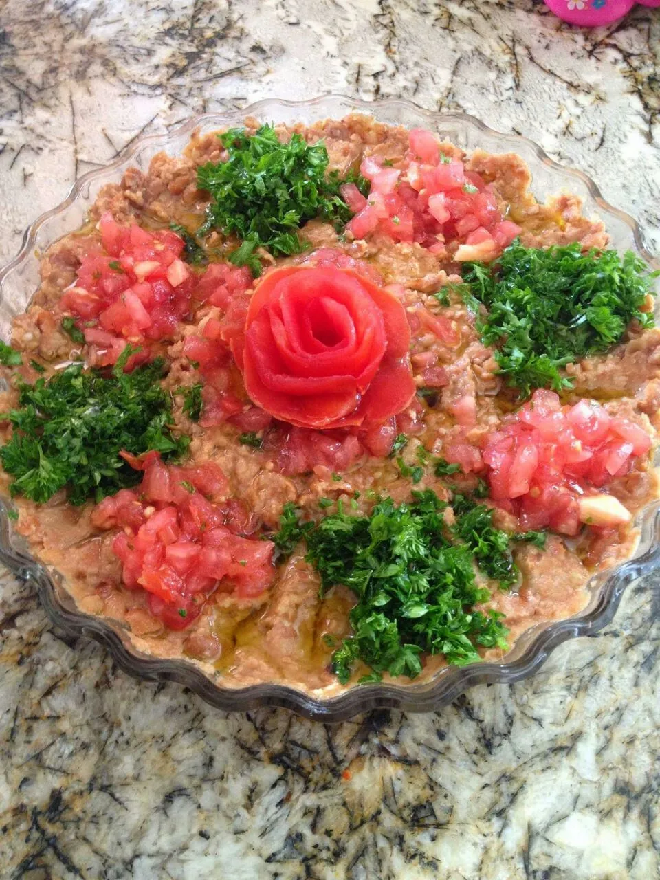 mashed bean salsa (with garlic, lemon and olive oil) garnished with tomatoes and parsley|hebaさん