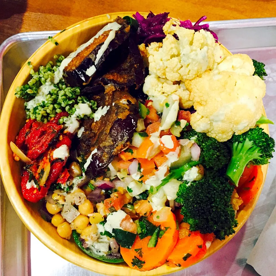 New York eats: Maoz veggie & falafal bowl|victoria valerioさん