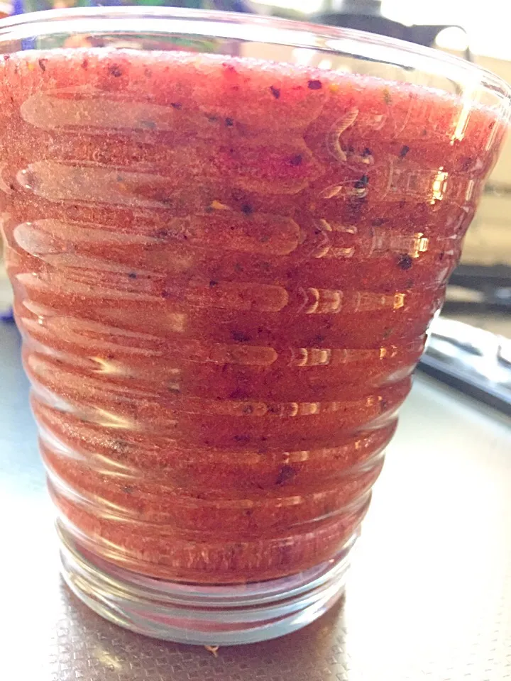 Today's smoothie, fresh strawberries, frozen blueberries, Bok Choy and lemon juice and water.|YDKOさん