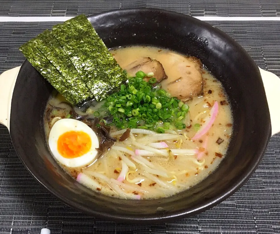 Snapdishの料理写真:黒豚とんこつ 焦がしネギラーメン 燻製卵トッピング|おくちゃんさん