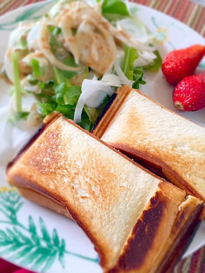 パストラミと残り物のマッシュポテトをはさんでホットサンドにしたらかなりイケました|うきさん