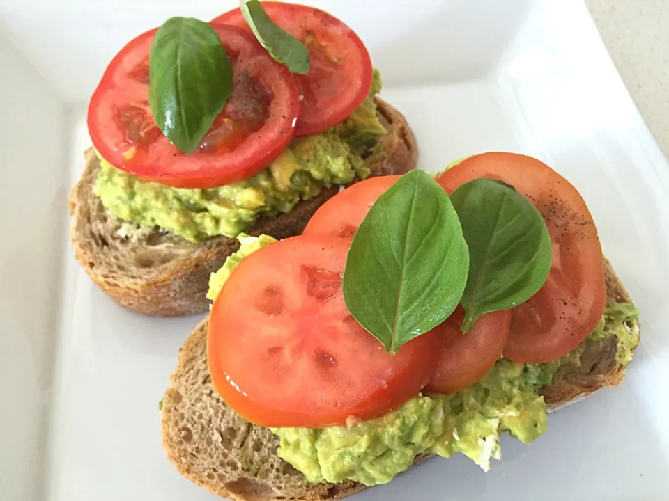 Smashed avocado with goats cheese, tomato and basil ;)|charmaineさん