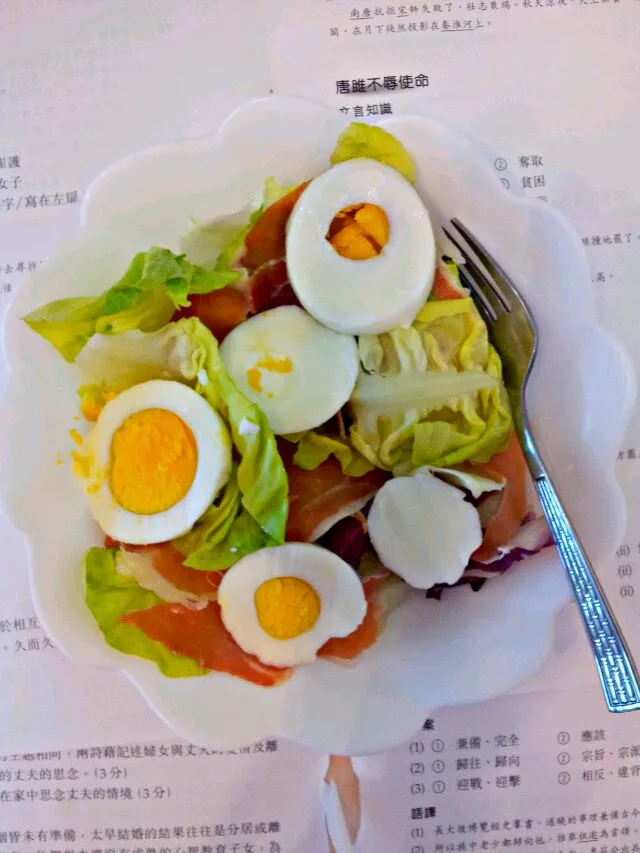 Mum's birthday breakfast 
Egg and parma ham salad 
Nice and easy #birthday #mum|Jeanieさん