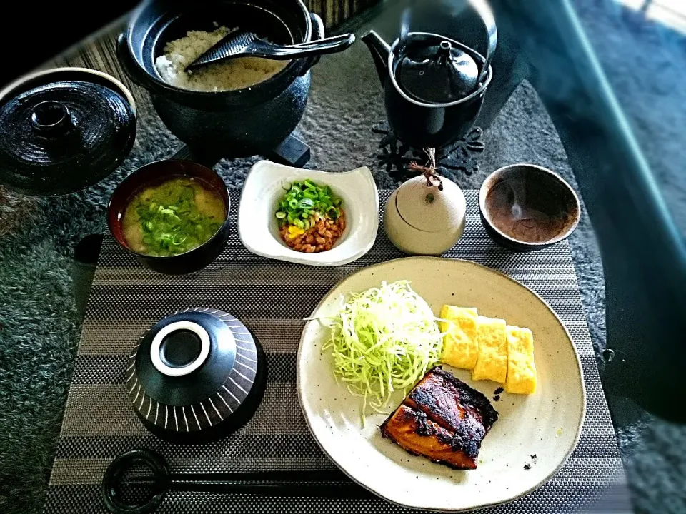 土曜日の朝ご飯🍚 ●土鍋炊きたてご飯 ●鯖のみりん干し ●だし巻き卵 ●納豆 ●葱と揚げのお味噌汁 ●お漬物|yokoさん