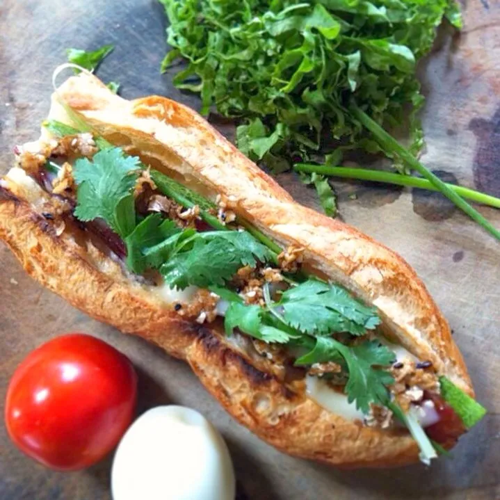 Roasted garlic, salted black olive, minced pork baguette & boiled egg salad ... IG: eatinthai|Eat in Thaiさん