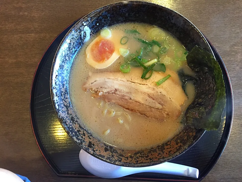 Snapdishの料理写真:豚骨しょうゆラーメン🍜🍥|tomominさん