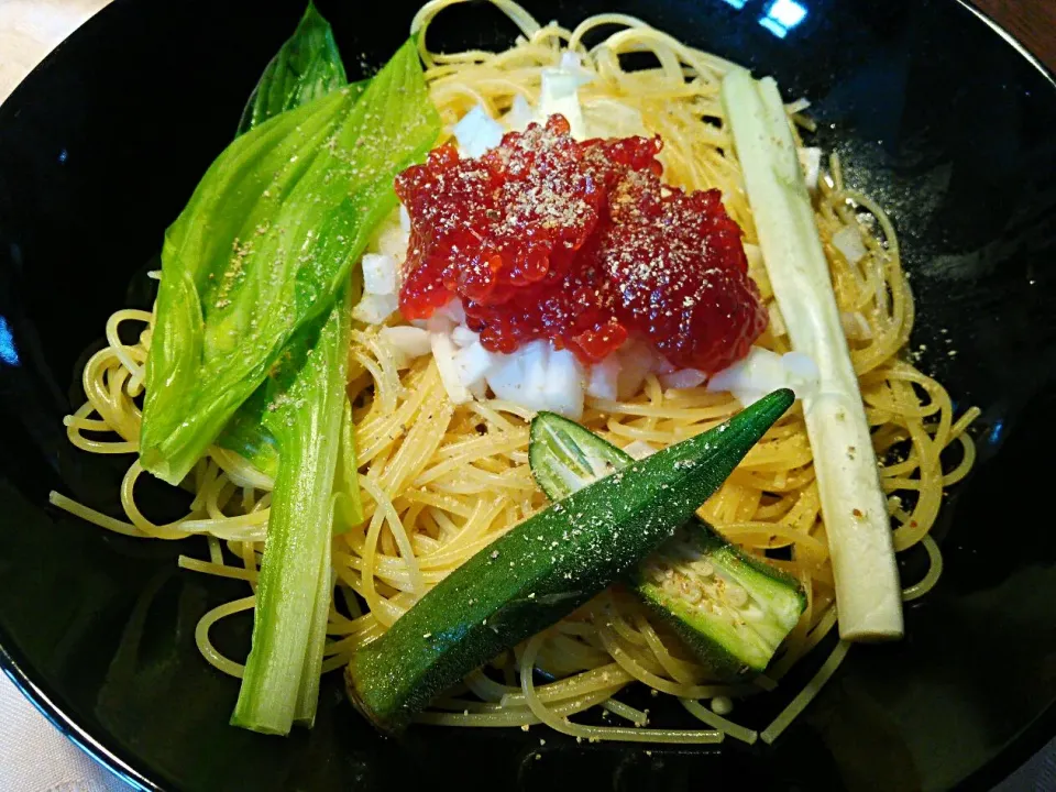 筋子のパスタ、刻み新タマ、茹でオクラと茹でうるい添え(^^)
オイルスプレーでオリーブオイル振りかけ、筋子の臭み取りに白胡椒たっ～ぷり～♪|quitaさん