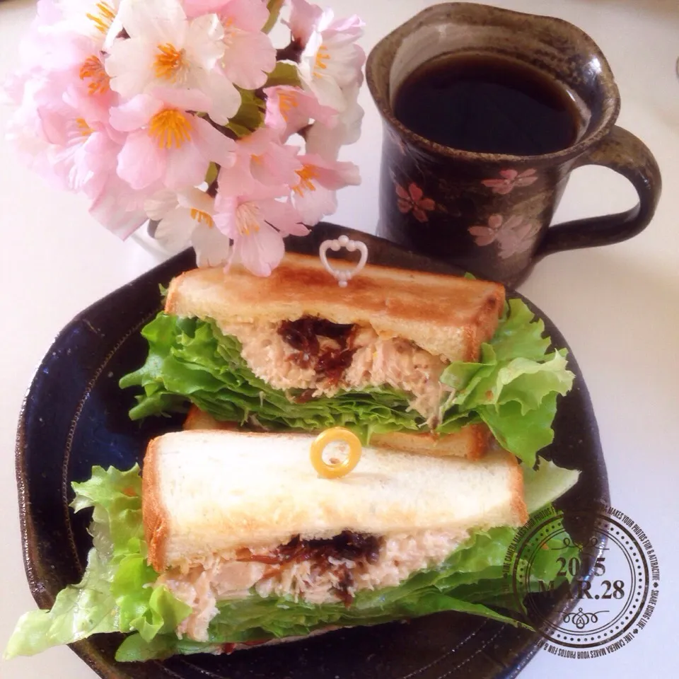 ふわふわチキンサラダ＆いかなごくぎ煮のトーストサンド|Makinsさん