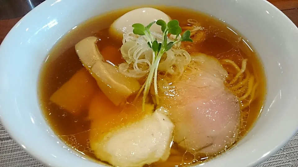 Snapdishの料理写真:ミシュラン東京2015ビブグルマン掲載  らぁ麺やまぐち の 味玉鶏そば ＠西早稲田|大脇さん