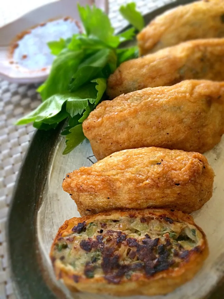 餃子いなり〜残った餃子のタネとご飯を詰めて焼いただけ|Asako Kunoさん