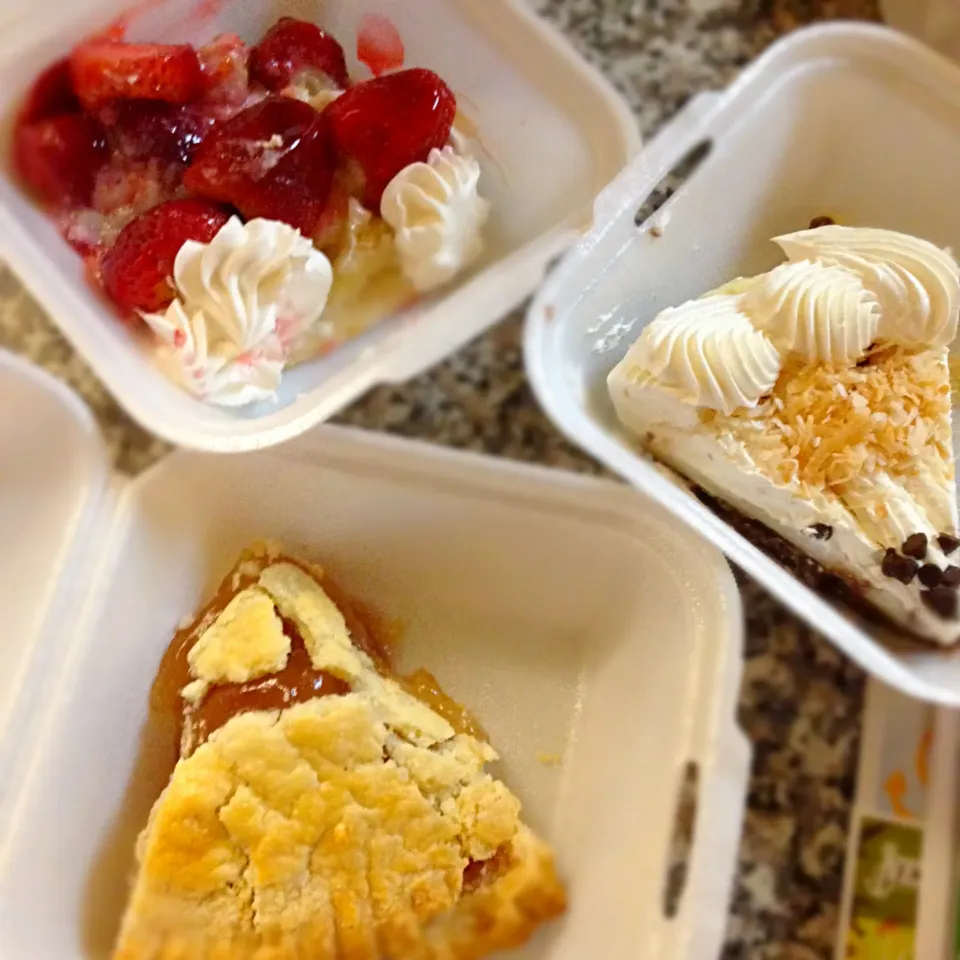 Snapdishの料理写真:Hawaii Food Trip - ハワイ食べ旅 Anna Millers' Pies アンナミラーズのパイ|Mama Kathi Dinerさん