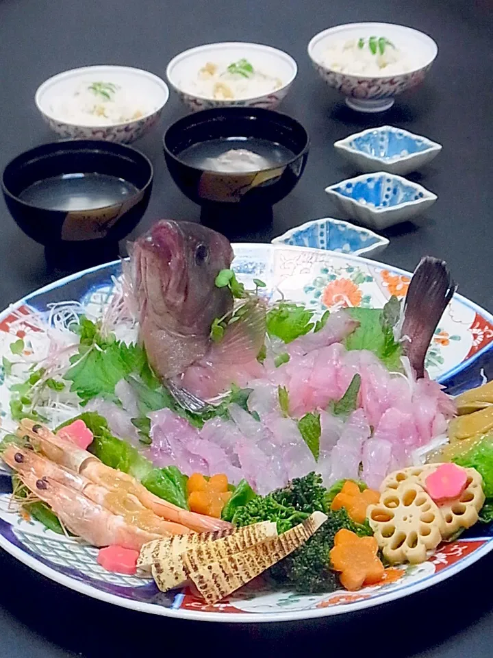 今晩は、真羽田姿造りと春の盛合せ、潮汁、筍ご飯

今日も出会った境港直送のお魚達。つづり、メバル、マハタ、どれもお刺身に出来る新鮮さで、迷って迷って、今日は真羽田に。
お魚にも春がやって来たのか、冬場と違うお魚に出会って嬉しい。

春の盛合せは、田楽味噌のせ天使の海老、 炙り筍、花人参、ブロッコリーの胡麻和え、蓮根、花|akazawa3さん