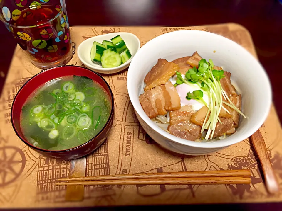 豚の角煮丼焦がしバター醤油風味、もやしとワカメのスープ、自家製キュウリの浅漬け♡|keychanさん