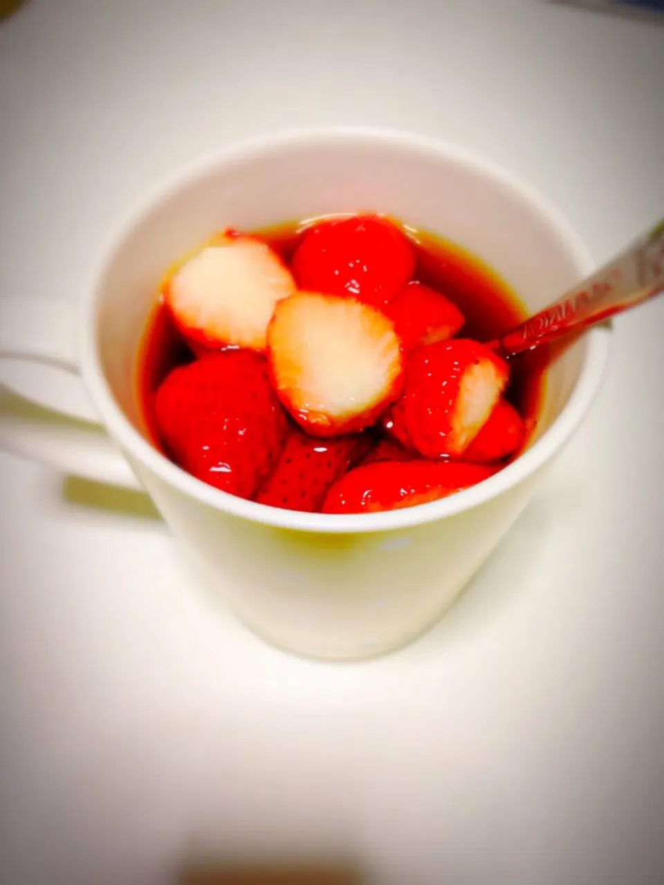 Snapdishの料理写真:紅茶にイチゴ🍓|J I M I Nさん