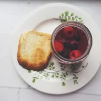 Smoothie and toast weekend breakfast|Emily Mathiosさん