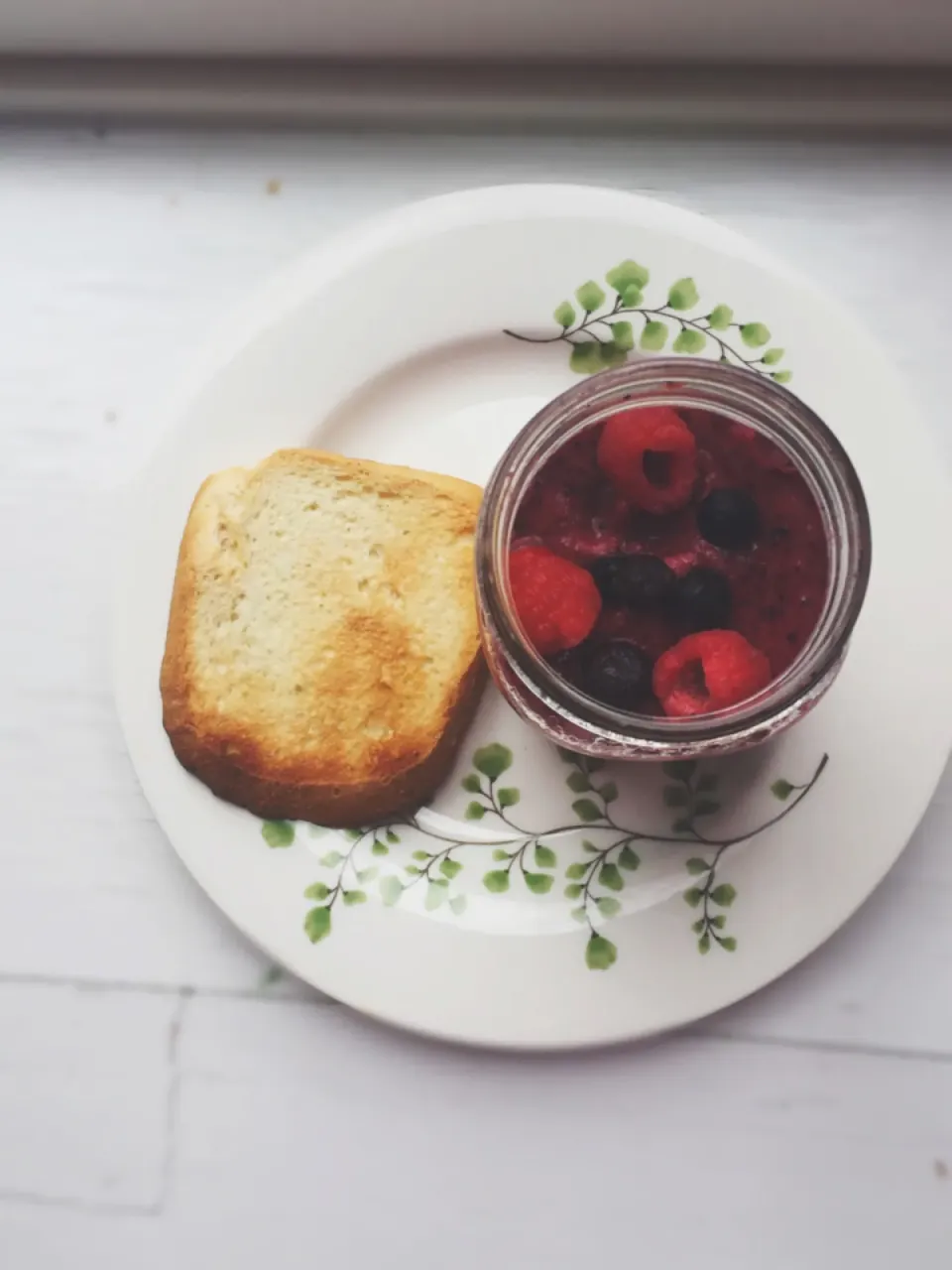 Smoothie and toast weekend breakfast|Emily Mathiosさん