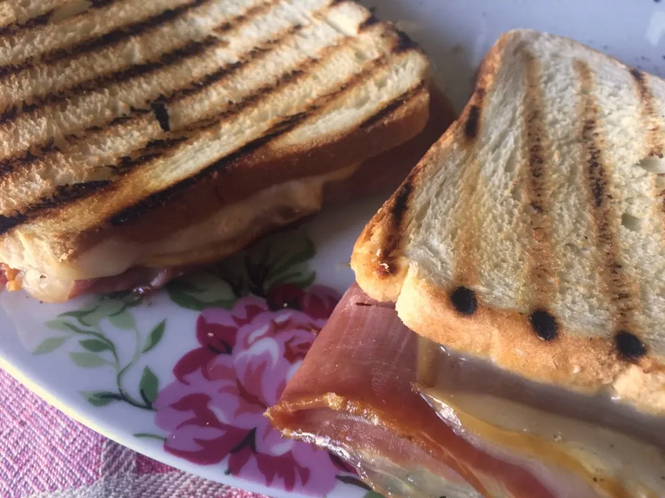 #toast con #prosciutto #crudo tagliato alto e #mozzarella affumicata 
#cucina #ricette|matteo pisanoさん