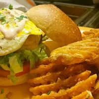 fried egg burger with bacon and siracha mayo|Casa Amiciさん