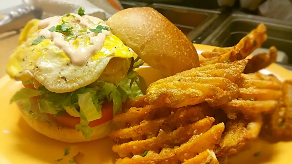 fried egg burger with bacon and siracha mayo|Casa Amiciさん