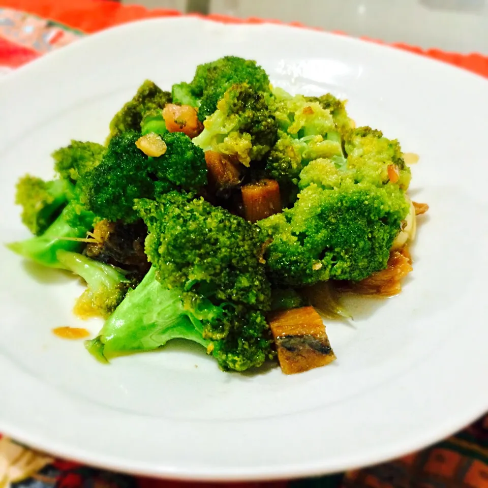 Stir fry brocoli with salt fish|wu lan lieさん