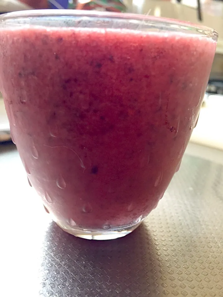 Today's smoothie, frozen blueberries, chopped tomato , Bok Choy and water|YDKOさん