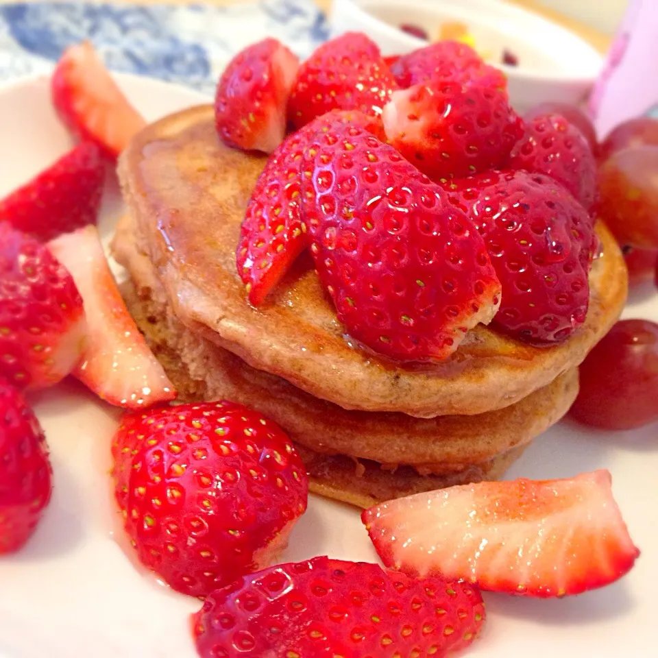 Hawaiian pan cakes w/ bunch of strawberries|yummersさん