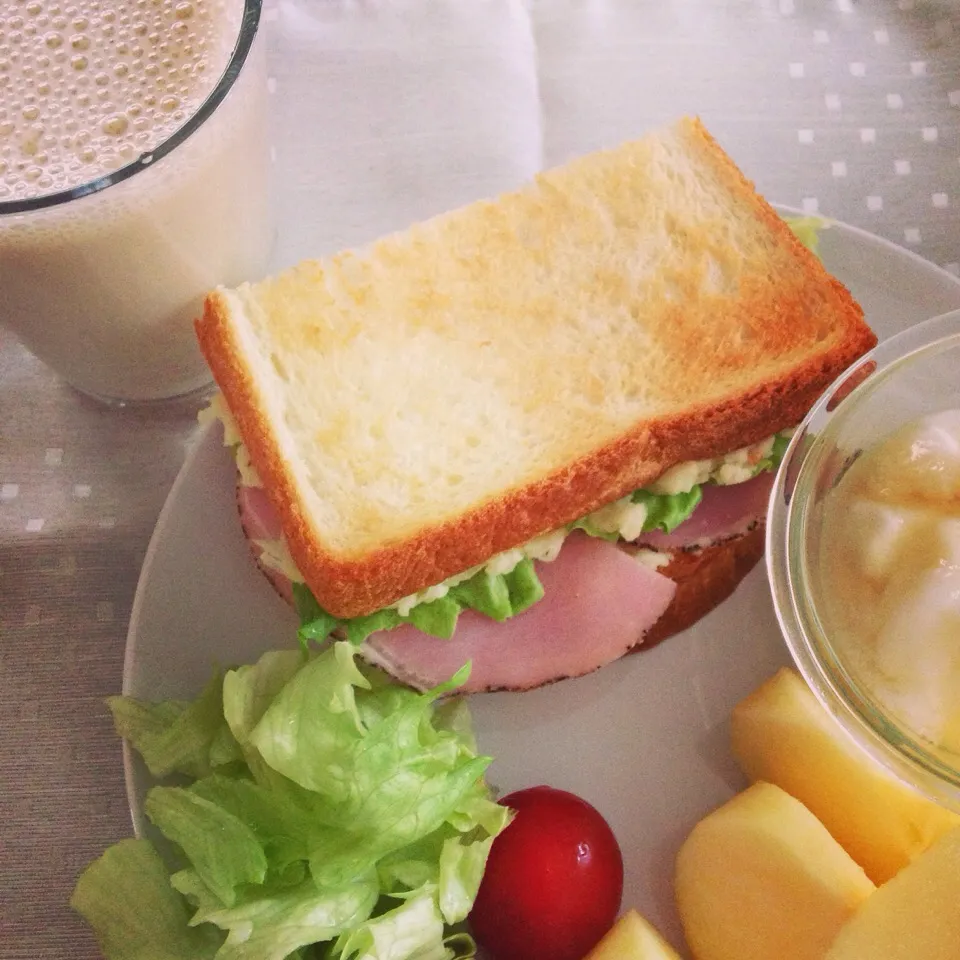 休日朝ご飯 ポテサラサンド、バナナジュース|hiromiさん