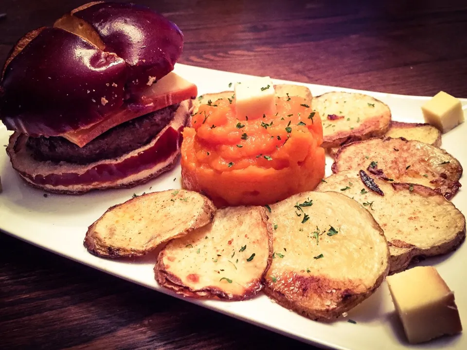 hamburger w/ smoked cheddar or blue cheese on a pretzel bun, fried potatoes & squash|chef_MelissaWさん