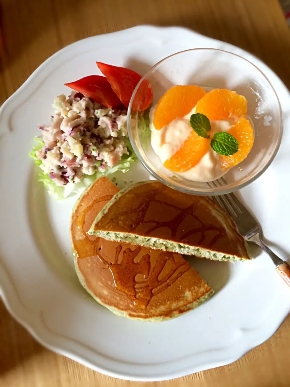 よもぎのパンケーキとチャービルと生ハムのポテトサラダのブランチ|しいかさん