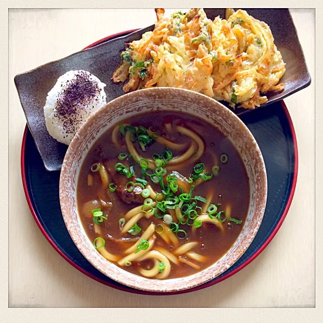 Snapdishの料理写真:ゆかりおにぎり☆新玉ねぎと小エビのかき揚げ☆カレーうどん꒰ ♡´∀`♡ ꒱|とまこ(*^o^*)さん