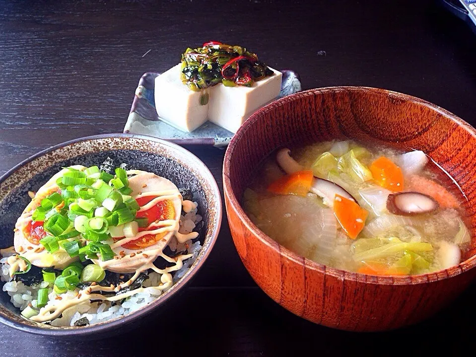 ⭐️味玉丼 ⭐️野菜たっぷり味噌汁 ⭐️野沢菜昆布の冷奴|よっちぃさん