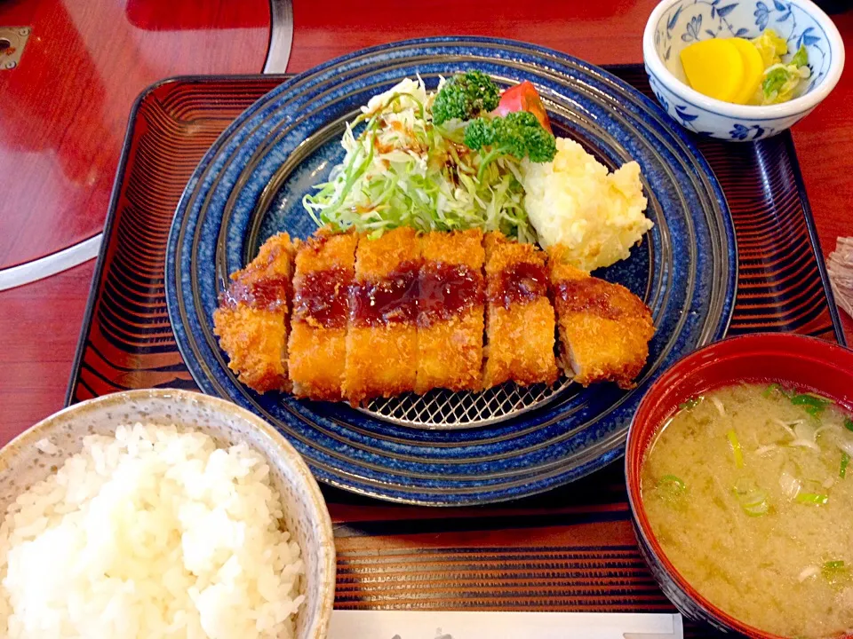 Snapdishの料理写真:ロースかつ定食950円也|秋山知隆さん