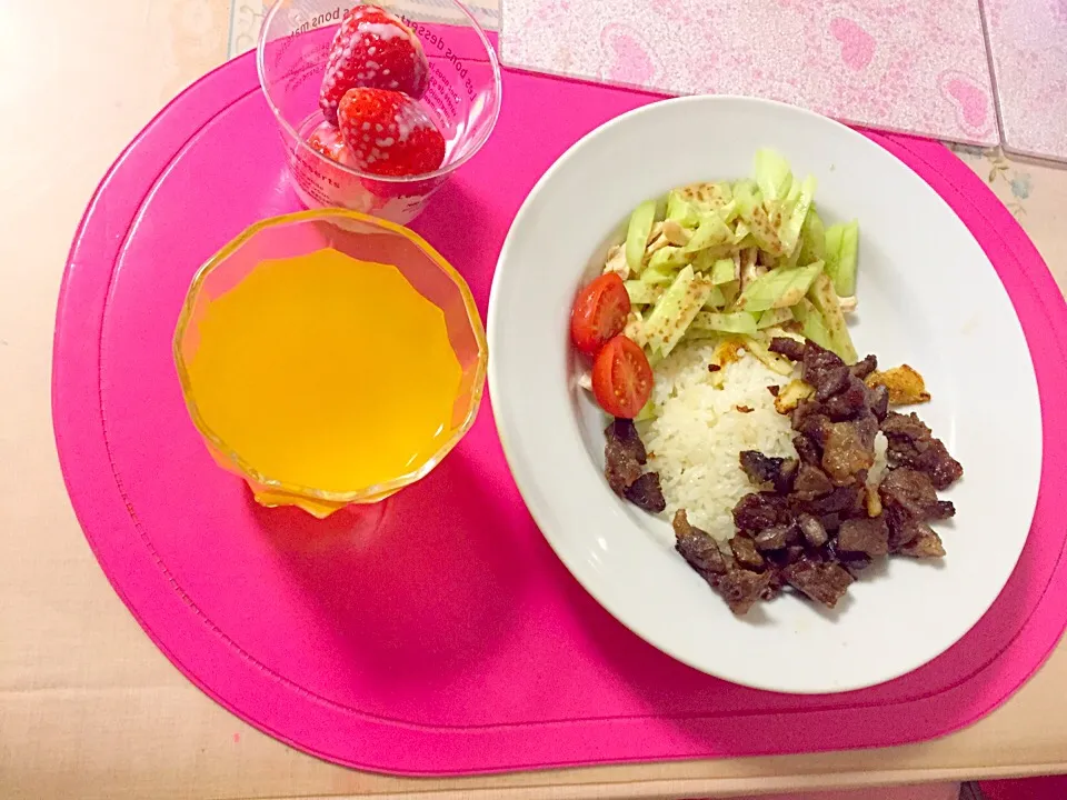 garlic fried rice, chopped sirloin steak, chicken salad with cucumber and tomatoes, 100% orange juice, ang some strawberries with condensed milk..yummy!|HuRt Saradponさん