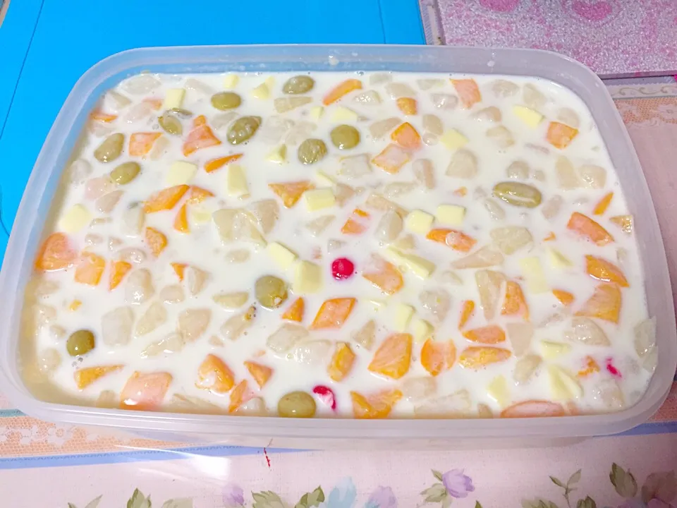 creamy fruit salad for dessert...👍|HuRt Saradponさん