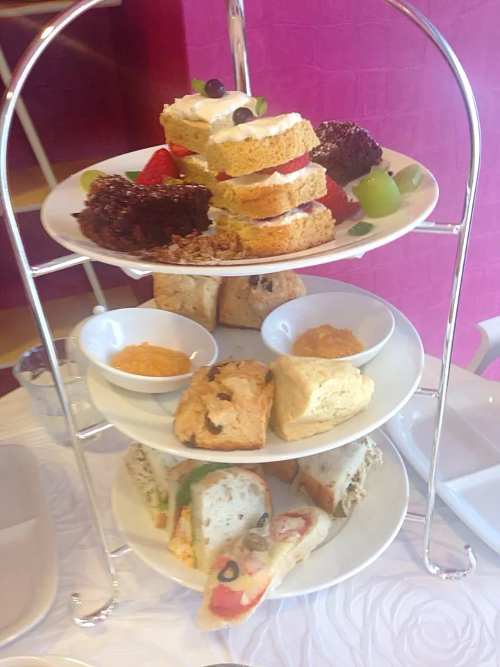 本日のアフタヌーンティ♡英國茶房 Hampstead Afternoon Tea 
近鉄上本町、地下鉄谷町9丁目(千日前線)から徒歩1分!
〒543-0001
大阪市天王寺区上本町6丁目9-19-201
06-4303-5026
営業時間:11:00〜18:00(ラストオーダー17:30) 

※地下鉄でお越しの際は、|Yuki Masudaさん