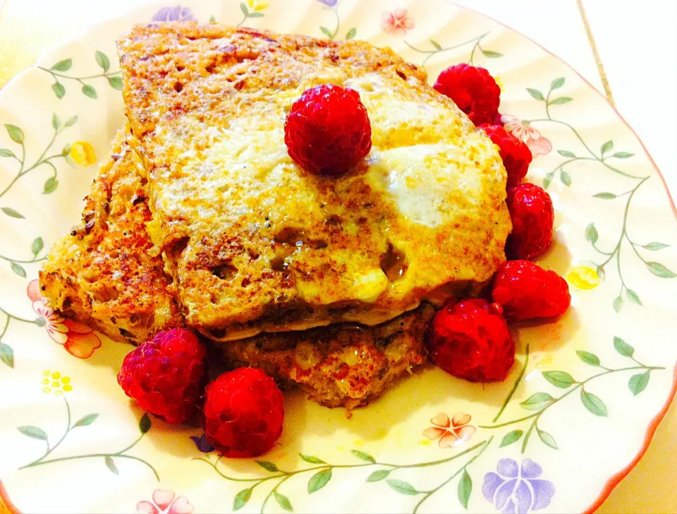 Snapdishの料理写真:cinnamon French toast with honey and raspberry|Setsuさん