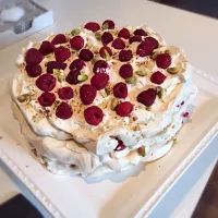 Raspberry, rose and pistachio pavlova|Bernadette Gubbinsさん