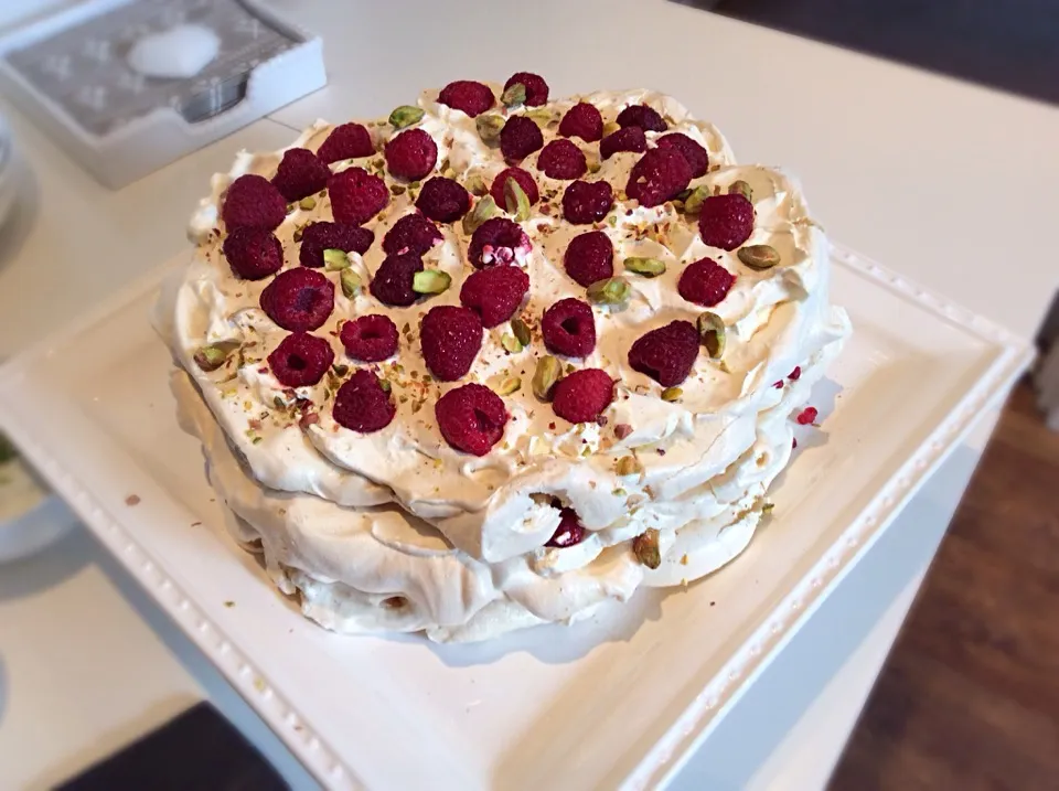 Raspberry, rose and pistachio pavlova|Bernadette Gubbinsさん