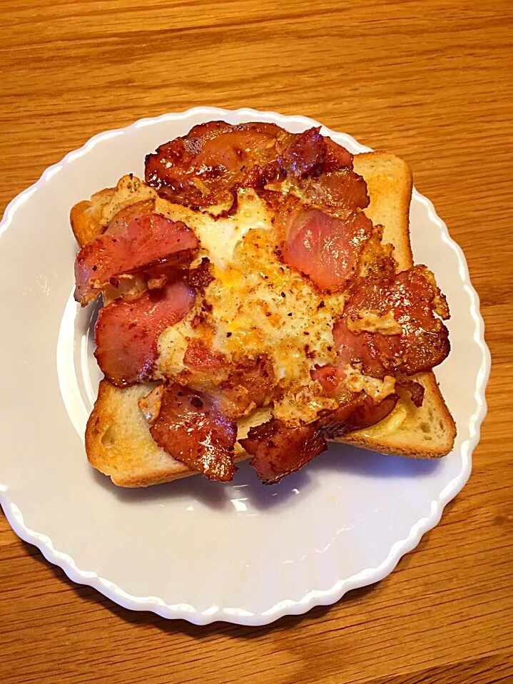 Kari Kari sunny-side up and bacon toast|naphtholscarletさん