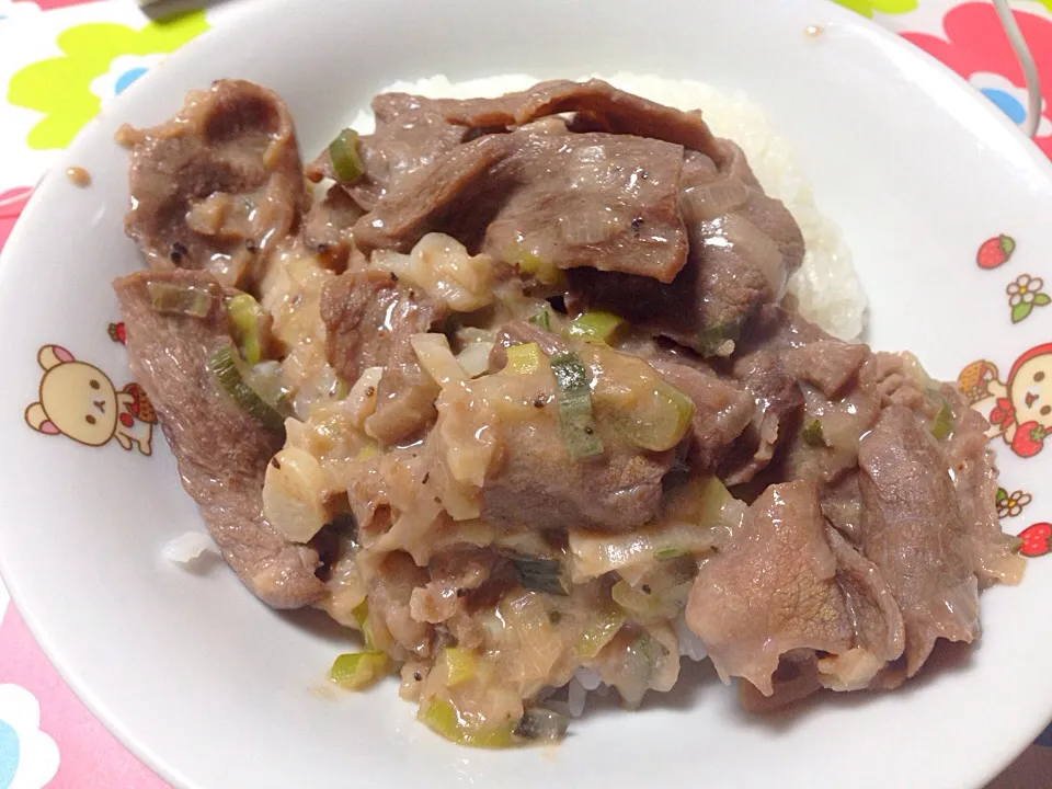 牛タン丼|はっちぃさん