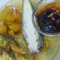 Snapdishの料理写真:Jantung pisang, betik, ikan goreng & ikan gulai dan cabai kicap|Izni Arifah Shuibさん