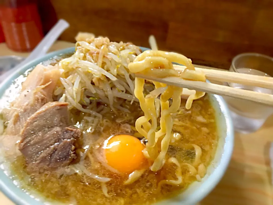 麺少な目、大蒜抜き、野菜増し、炙り、生卵追加|荒川さん