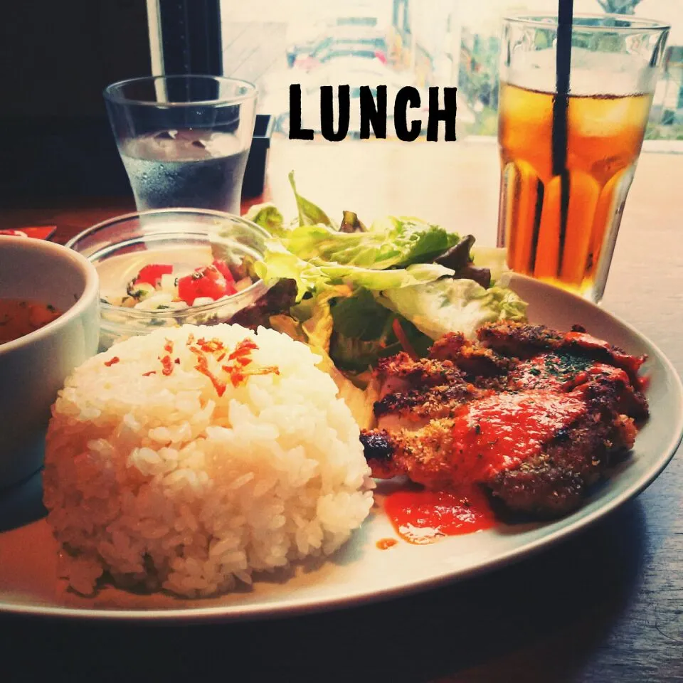 Snapdishの料理写真:鶏肉の香草焼き🌿トマトソース🍅Lunch♥|🌜 miaow 🌞さん