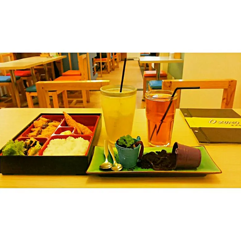 Snapdishの料理写真:taste guys! #icetea #ocha #bento #chicken #unique #kulinerbdg #indonesia|Destiwさん