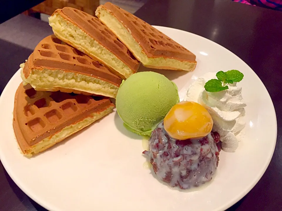 Azuki bean & green tea ice cream waffle|Sky Blueさん