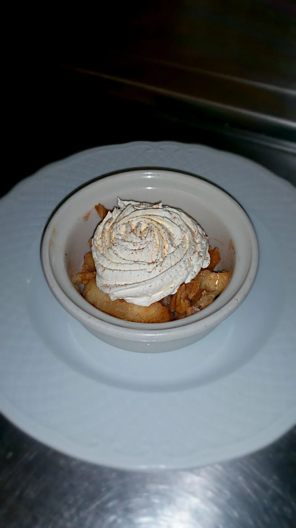 Mini apple pie with whipped cream and a sprinkle of cinnamon. #cheflife #applepie|Jeovankhaさん