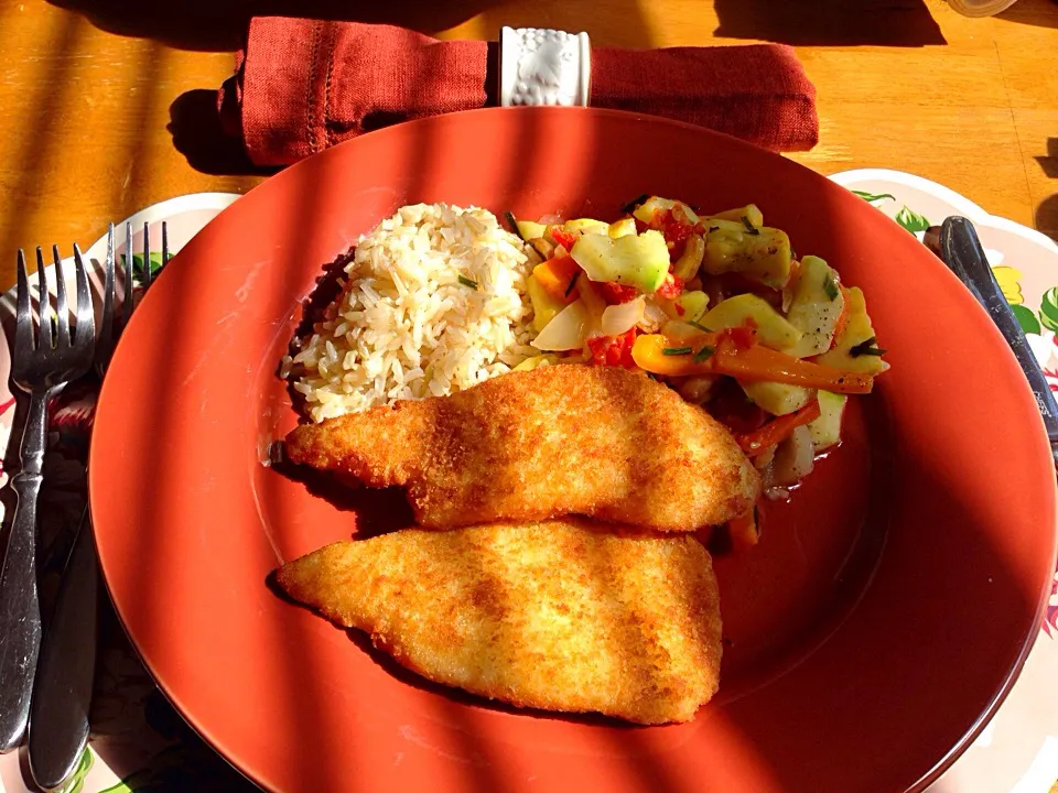 Medley of sautéed veggies with roasted garlic + Costco Panko Tilapia & fresh boiled brown Basmsti  basmati rice in chicken broth & butter. Lunch does not have t|Antonia Ellisさん