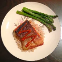 Pan seared salmon, steamed asparagus and w sriracha|sarah wagsさん