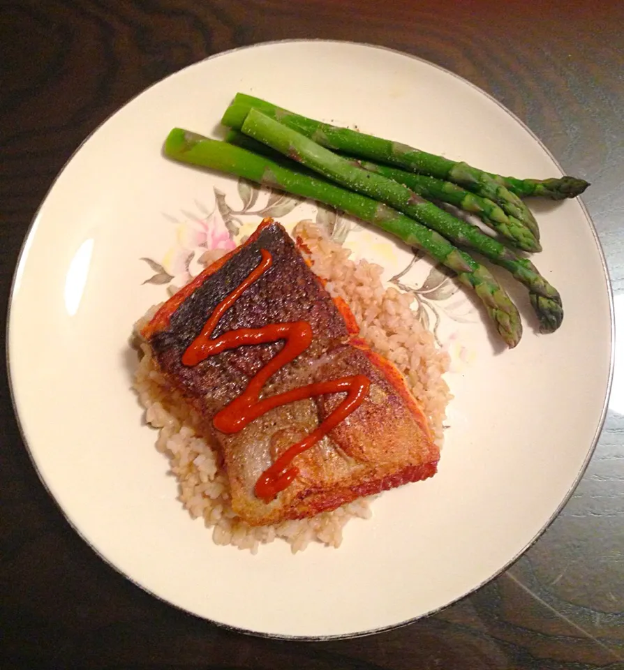 Pan seared salmon, steamed asparagus and w sriracha|sarah wagsさん