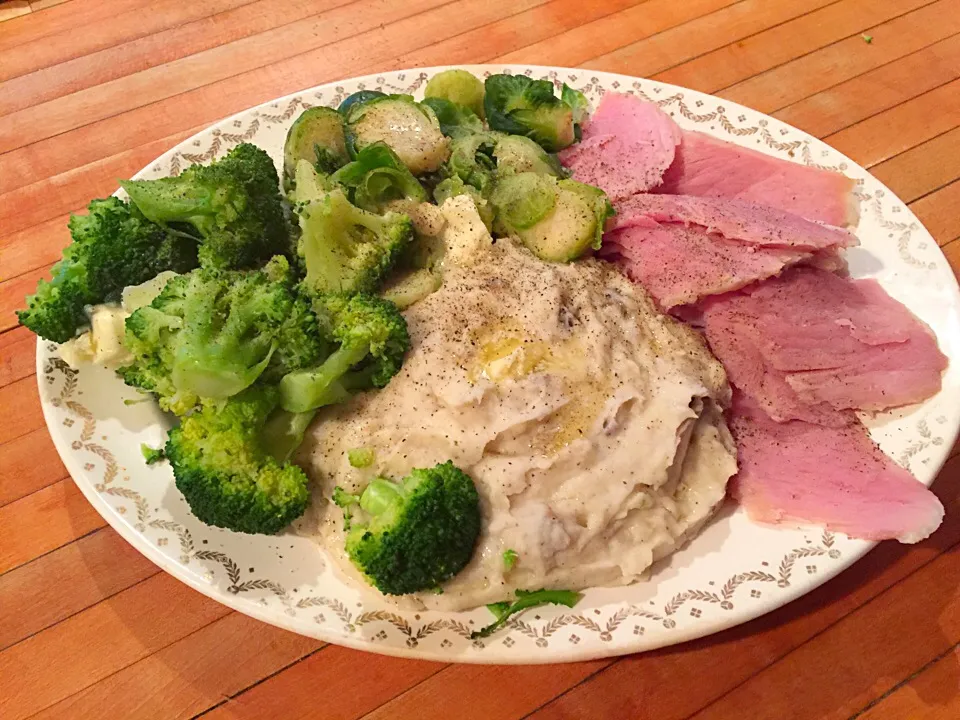 Snapdishの料理写真:Baked Ham, garlic mashed potatoes, broccoli and Brussels sprouts..|Michele Fortunatiさん